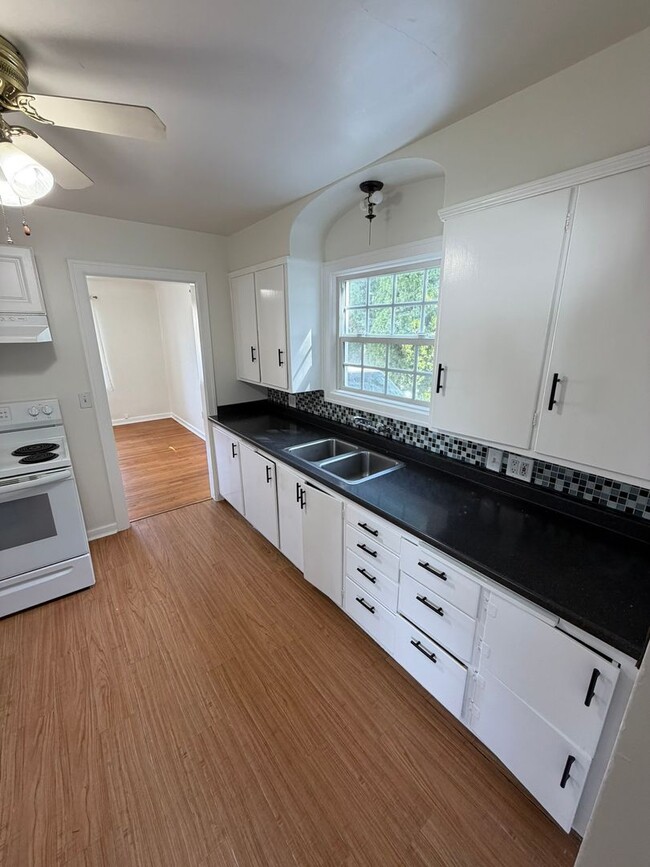 Building Photo - Charming 3 Bedroom with a Large Fenced Yard!