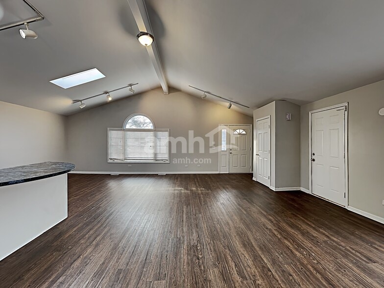 Building Photo - 121 Valleywood Dr