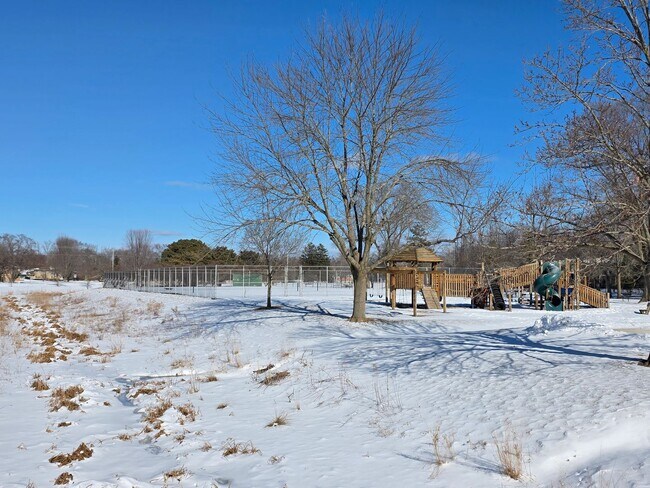 Building Photo - Updated 3-Bedroom Single- Family Home in Fox Point