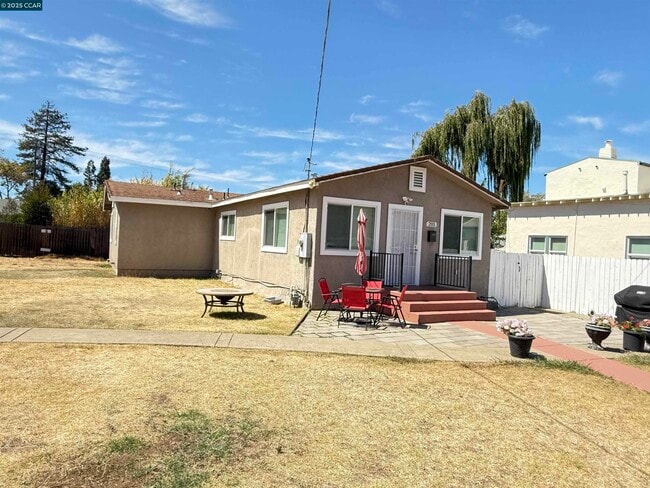 Building Photo - 205 Curry Ave