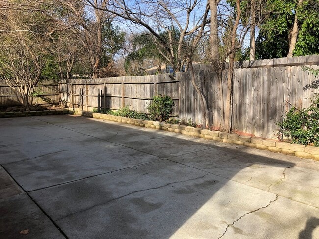 Building Photo - 3-Bed, 2-Bath Single-Family Home (Lease as...