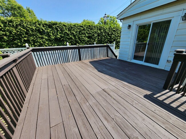 Building Photo - A Terrific Home For Your Family in Paramus