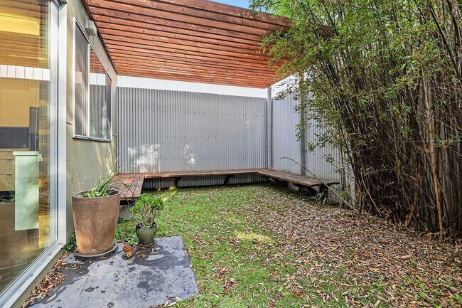 Building Photo - 3425 Louise St