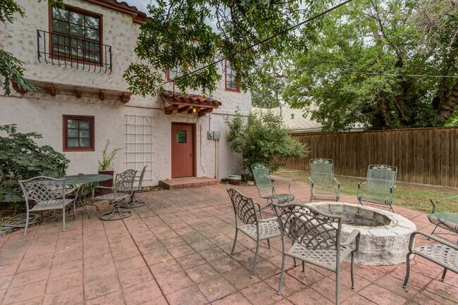 Building Photo - Charming Tuscany Villa block away from TTU