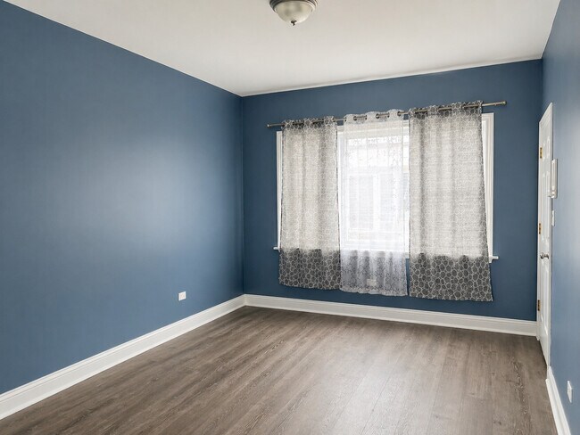 Building Photo - 2114 W 51st St