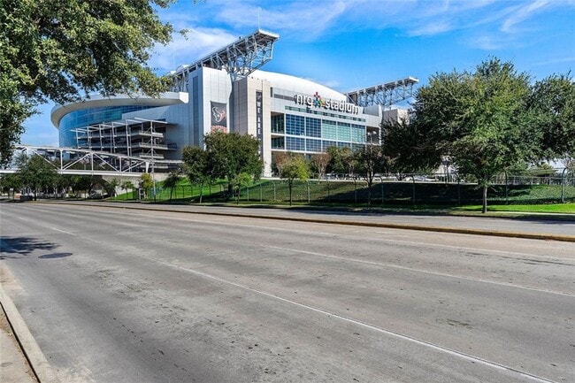 Building Photo - This Condo is The Perfect Blend of Comfort...