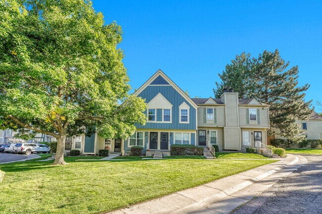 Building Photo - $1,495 - 2 Bed 1 Bath Townhome in Aurora w...