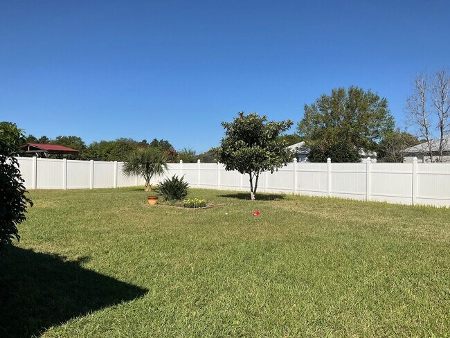 Building Photo - Spacious 4 bed 2 bath, 2 car garage with fenced-in backyard in Poinciana Neighborhood