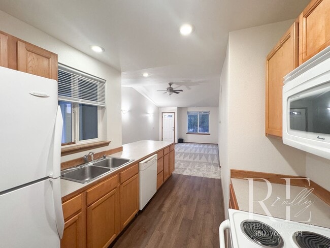 Building Photo - Freshly Updated Duplex with Private Yard & Garage on Quiet Dead-End Street