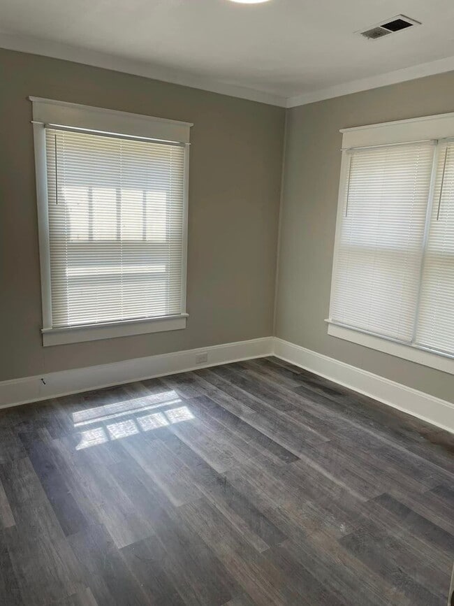 Building Photo - Make this house your home! 3 bedrooms/1 ba...