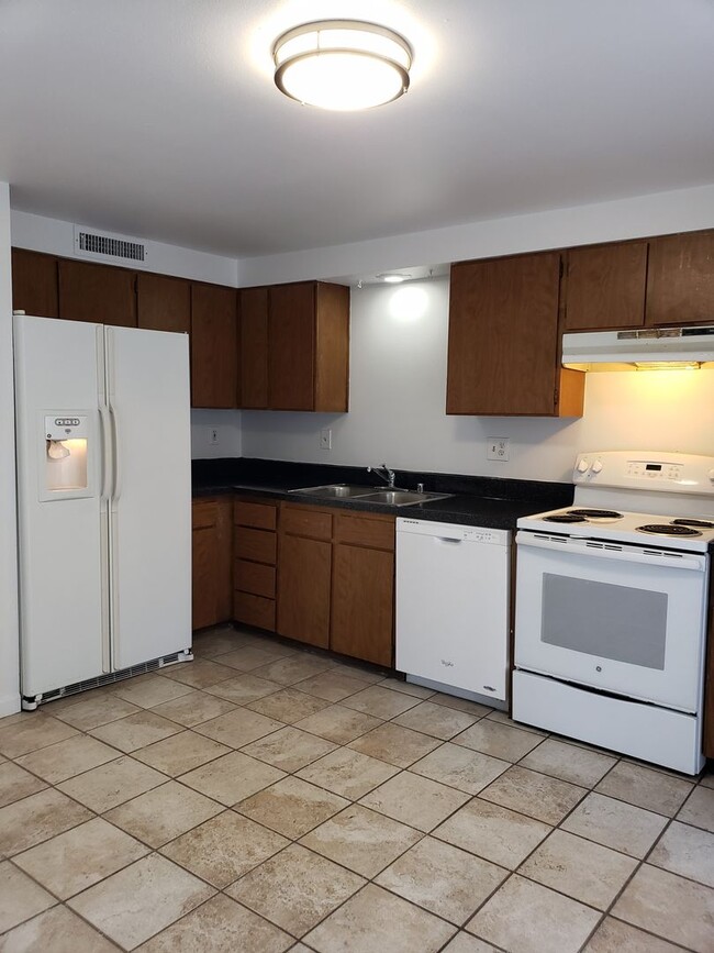 Building Photo - 2 Bedroom Townhome - Spacious!