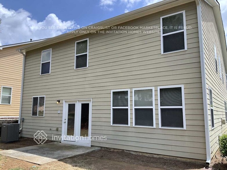 Building Photo - 380 Roseglen Dr NW