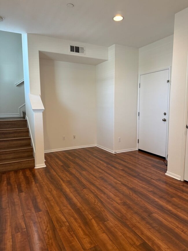 Building Photo - 2 Bedroom, 2.5 Bath Tri-level townhouse in Signal Hill