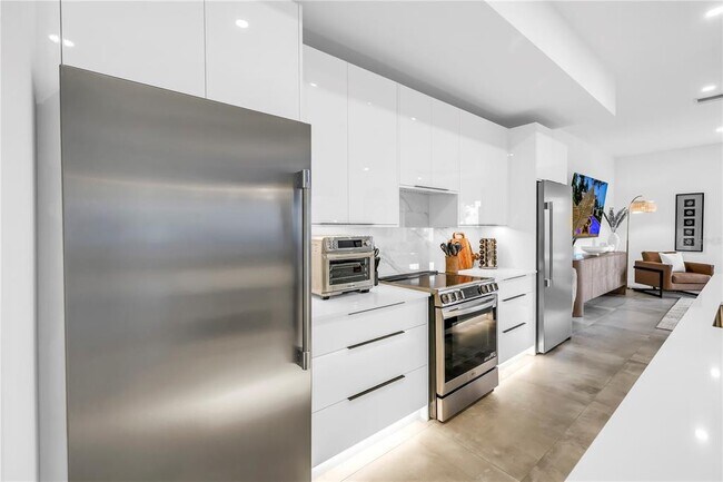 Building Photo - 2065 Goldenrod St