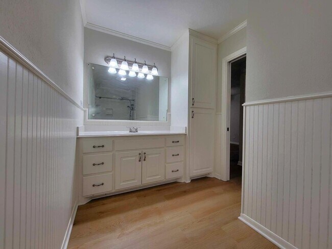 Building Photo - 706 Maple St