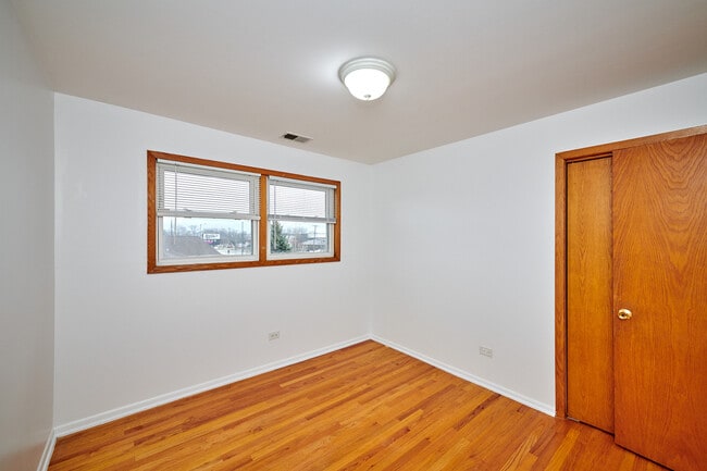 Building Photo - 6780 W Forest Preserve Dr