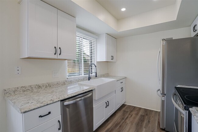Building Photo - 2 bedroom, 2 bath condo near the airport