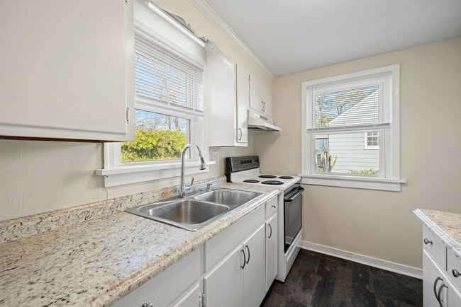 Building Photo - Charming 3 Bedroom Rancher in Lakeside