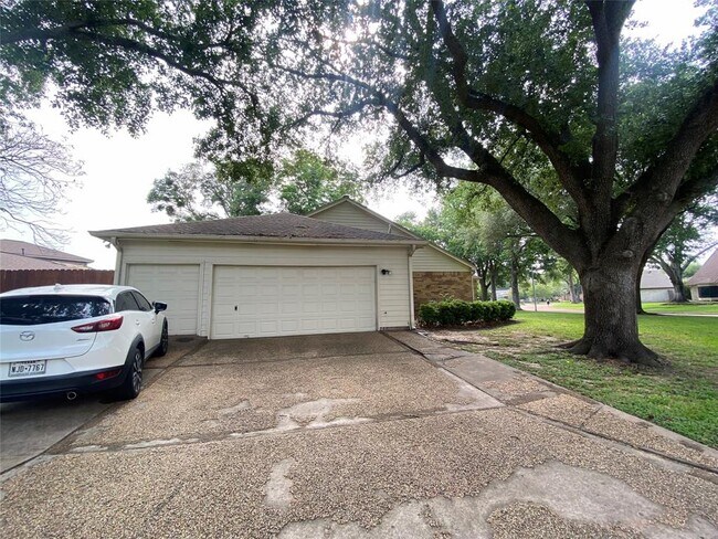 Building Photo - 14803 El Miranda Dr