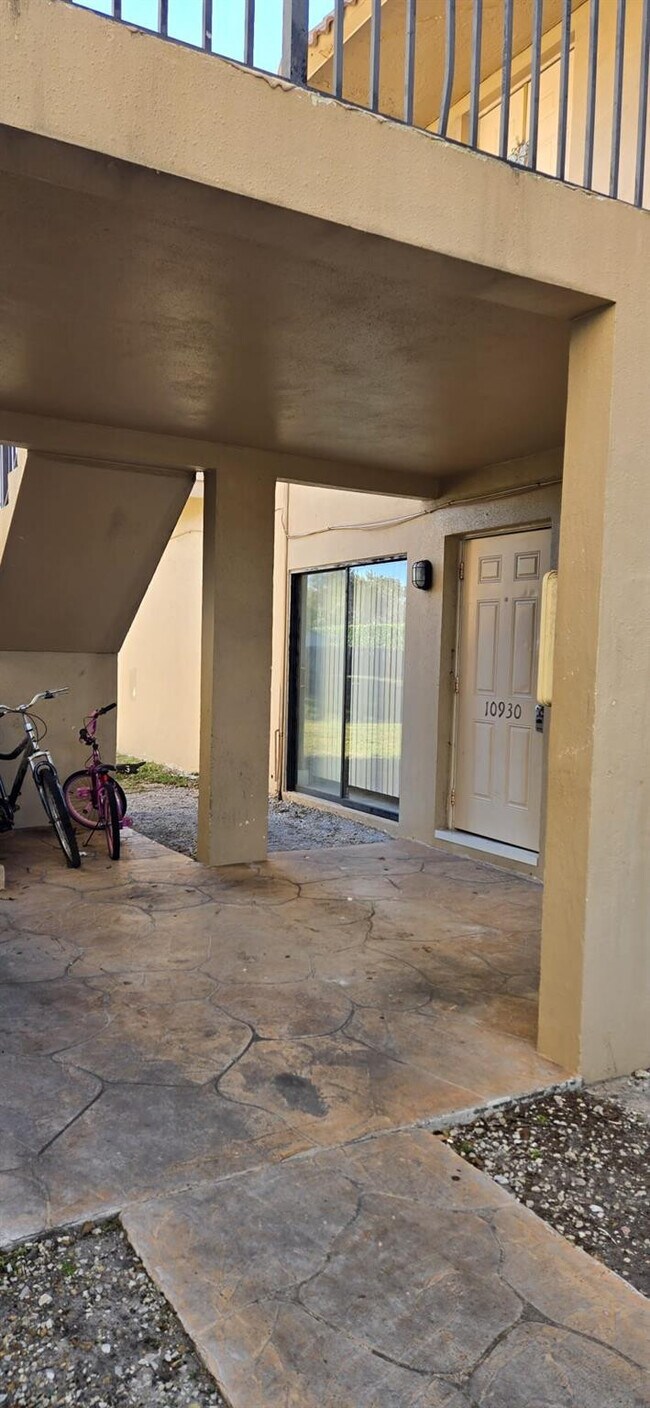 Building Photo - 10930 Royal Palm Blvd