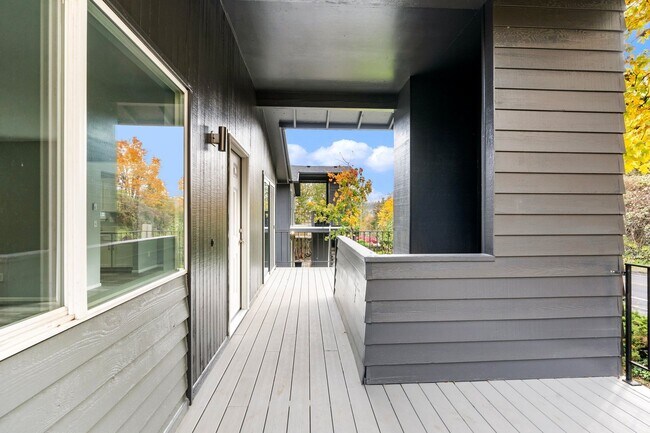 Building Photo - Charming, newly renovated West Linn apartment