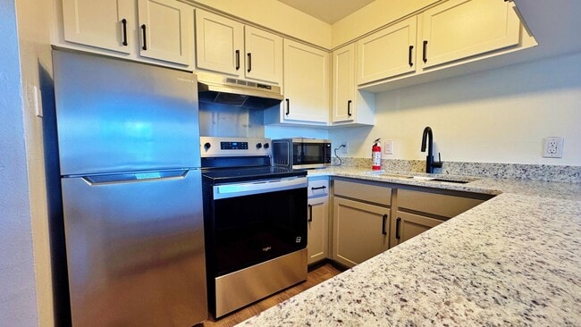 Building Photo - Fully Remodeled Sunny & Quiet Top Floor St...