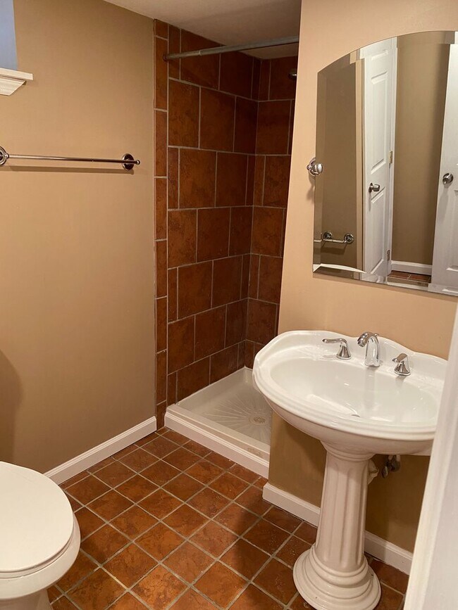 Building Photo - Gorgeous 3-Bedroom Townhouse in Ardmore! Available mid-September!