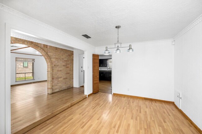 Building Photo - 14014 Briar Pl Dr