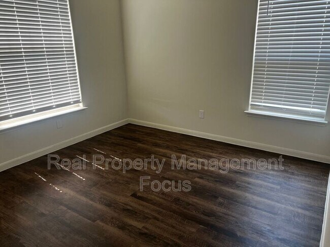 Building Photo - 837 Clark Dr