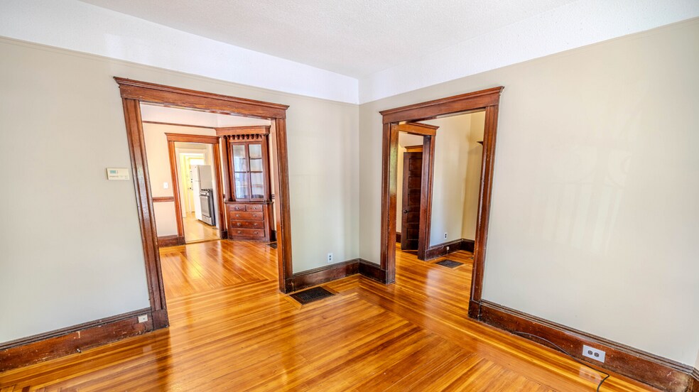 Building Photo - 46 Paulina St