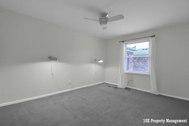 Building Photo - 911 Manor Ln