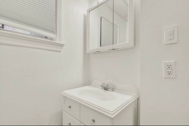 Building Photo - 125 W Main St