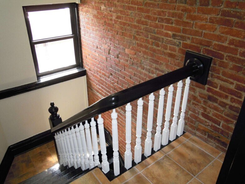 Building Photo - 2012 E Carson St