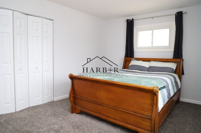 Building Photo - Single Family Home in SE Rochester Availab...