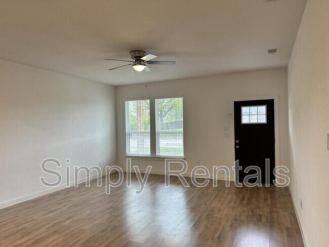 Building Photo - Gordon 3304