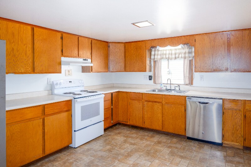 Building Photo - 1321 Dakota Ave