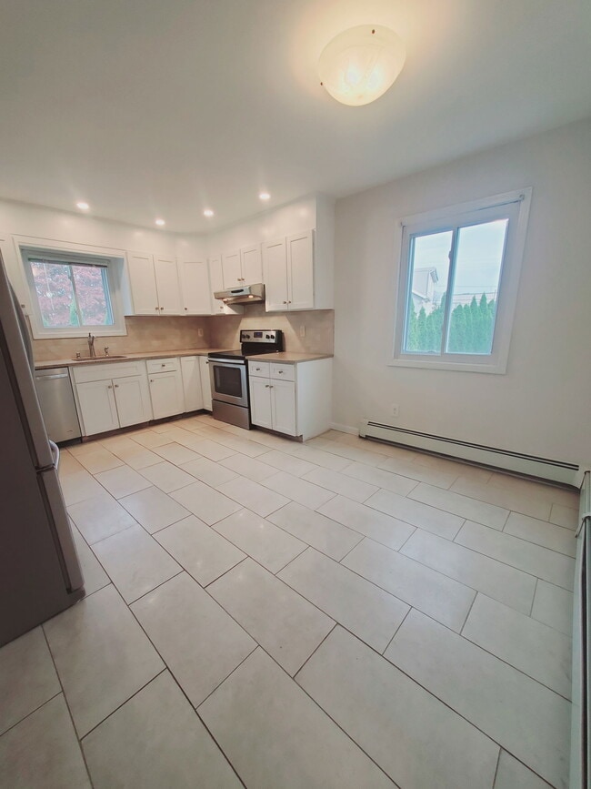 Building Photo - 34 Goodwin St