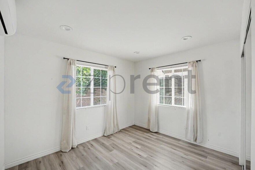 Building Photo - Unit A