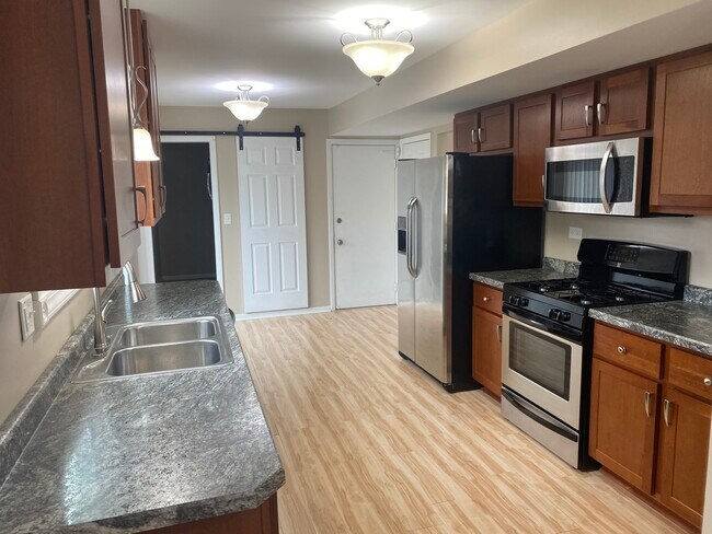 Building Photo - 668 Niagara Dr