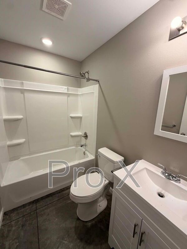 Building Photo - 514 S Byers Ave