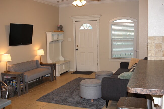 Building Photo - 2717 Horse Haven Ln