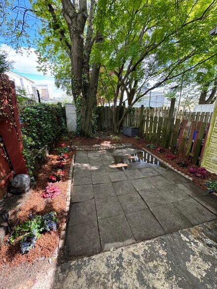 Building Photo - 245 Pensdale St