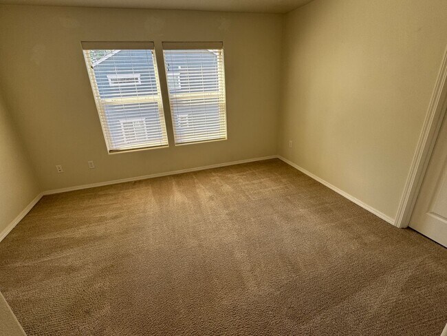 Building Photo - (GAR) 3 Bed/ 3 Bath
