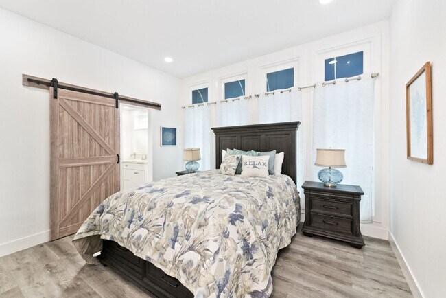 Building Photo - Fully Furnished, Oceanfront Boardwalk in Newport Beach