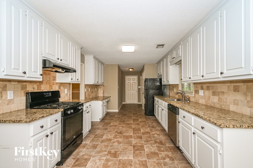 Building Photo - 5802 Millers Pond Ln