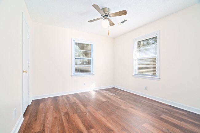 Building Photo - Cozy Living in Goose Creek!