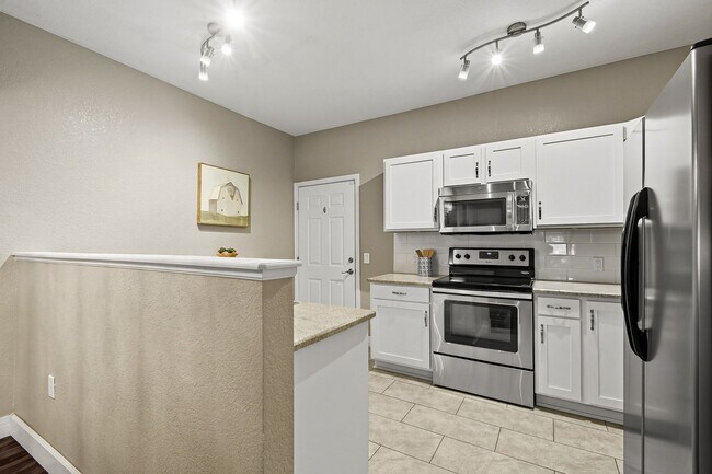 Building Photo - Charming & Updated Unit in Prime Denver Location