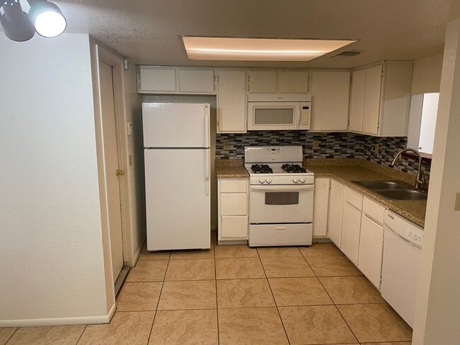 Building Photo - Henderson!!! 4 Bedrooms!! Single Story!! 2 car garage!! Big Back Yard!!! No HOA!! All Appliances!!