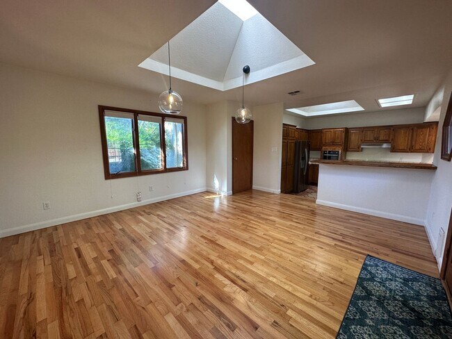 Building Photo - 406 N Santa Cruz Ave