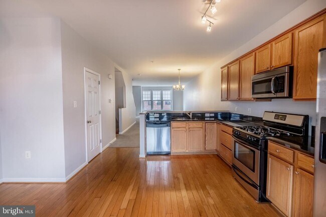 Building Photo - 530 Canton Ct